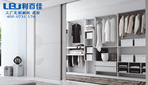 整體衣柜定制好還是成品衣柜好？真的好糾結(jié)