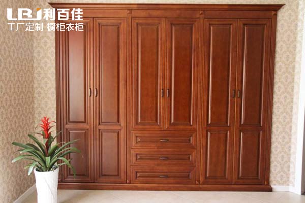 利百佳全屋定制淺談：定制原木衣柜后，該注意的那些保養(yǎng)事項