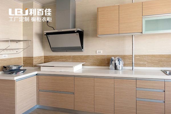 選擇整體櫥柜定制還是瓷磚打灶，關鍵看什么？